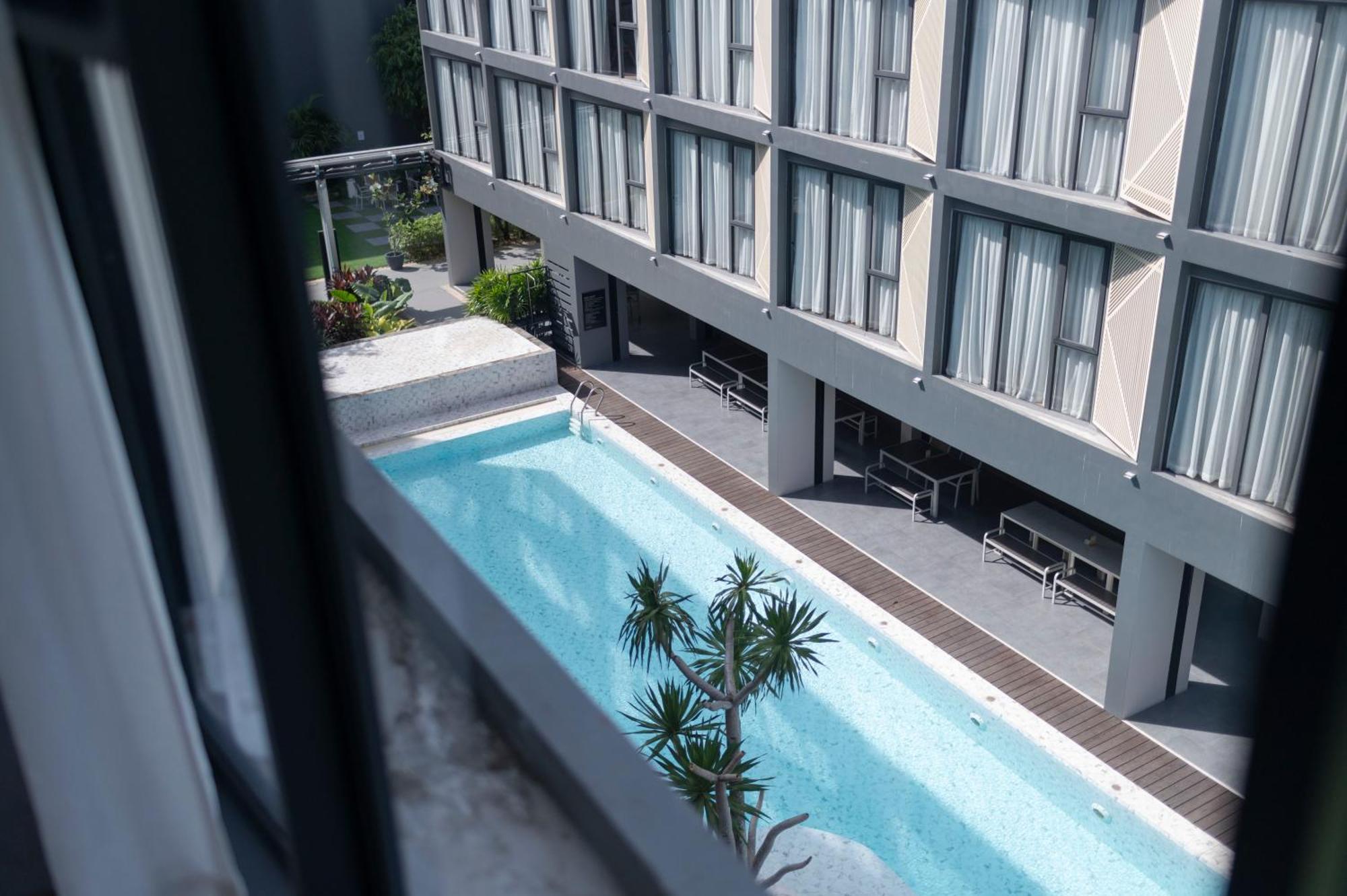 Deluxe Pool View